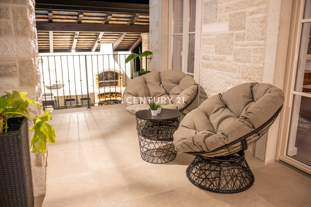 BUJE, KAMENA NOVOZIDANA VILA OBKROŽENA Z NARAVO