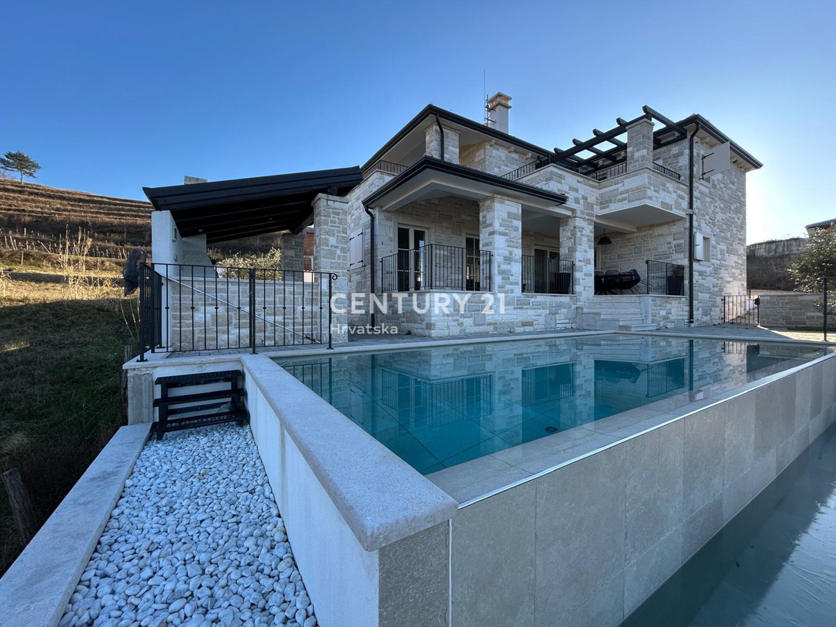 BUJE, KAMENA NOVOZIDANA VILA OBKROŽENA Z NARAVO