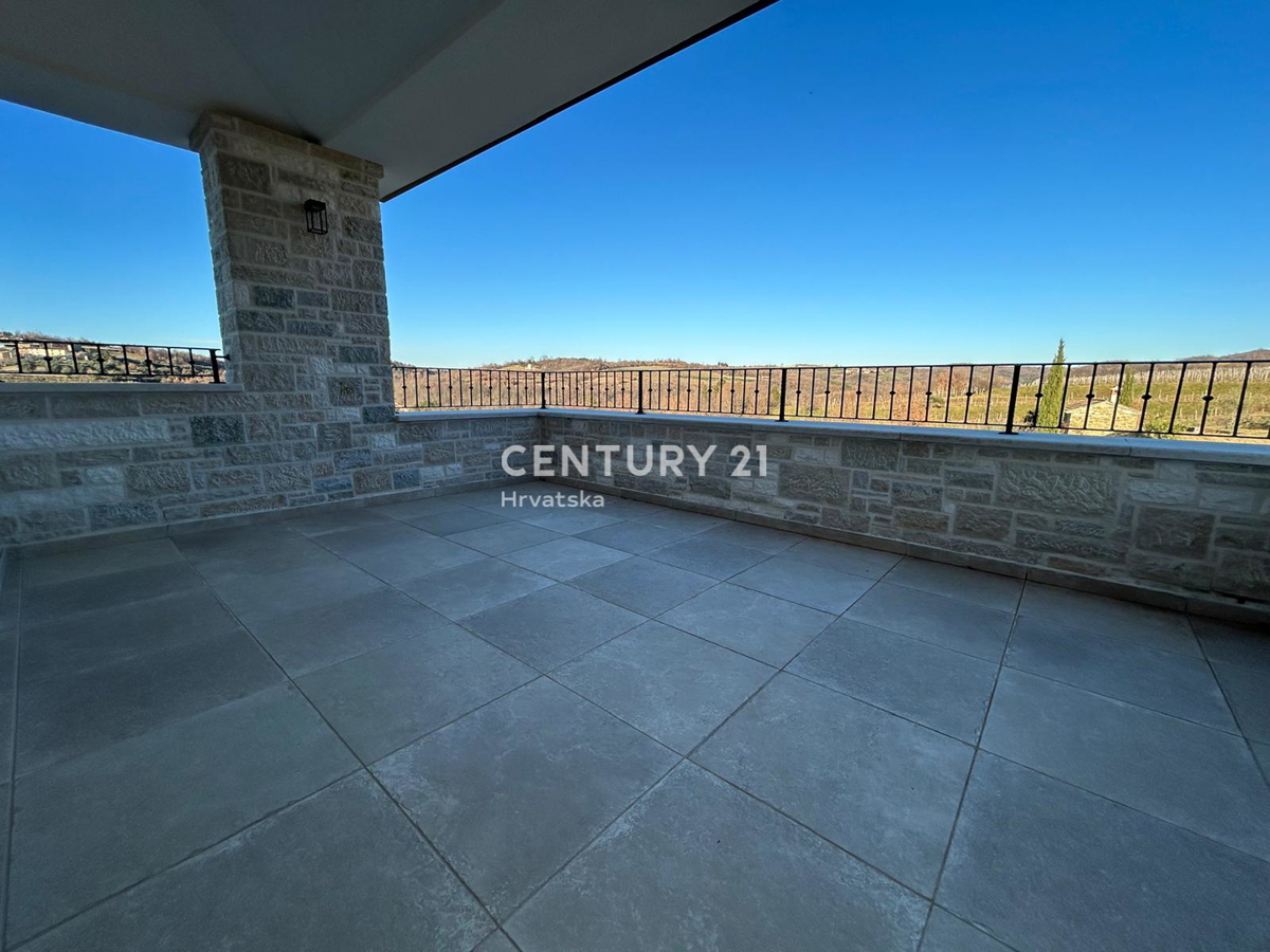 BUJE, KAMENA NOVOZIDANA VILA OBKROŽENA Z NARAVO