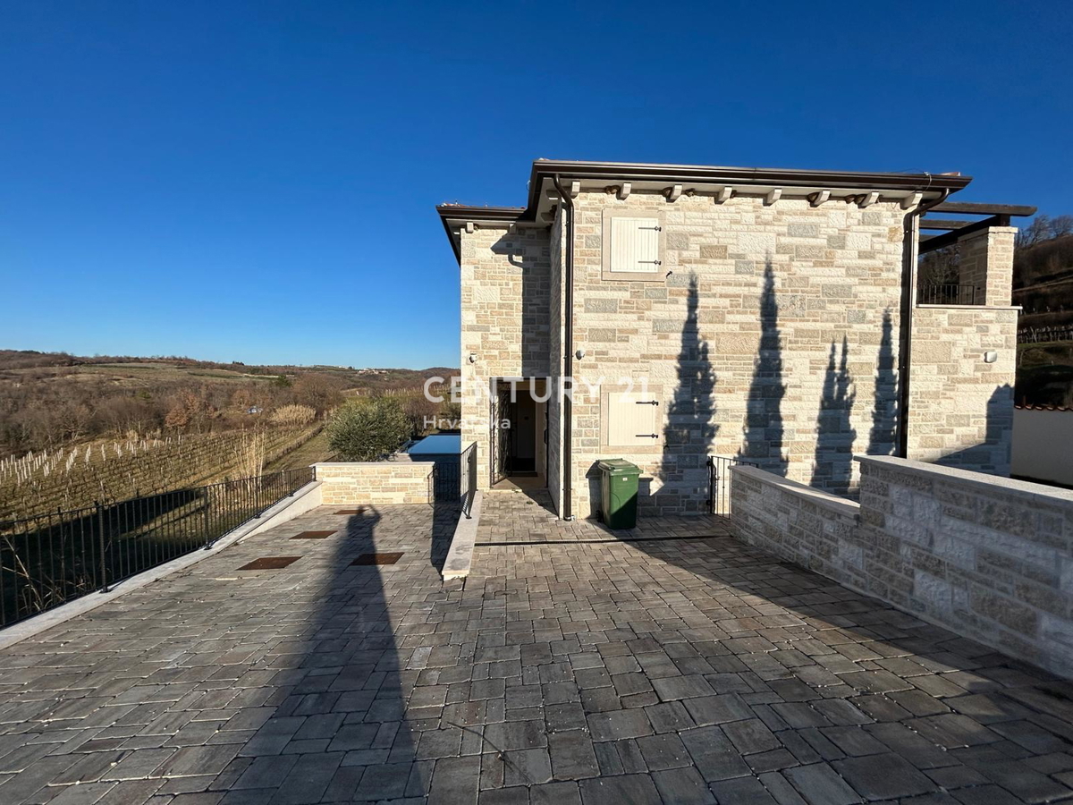 BUJE, KAMENA NOVOZIDANA VILA OBKROŽENA Z NARAVO