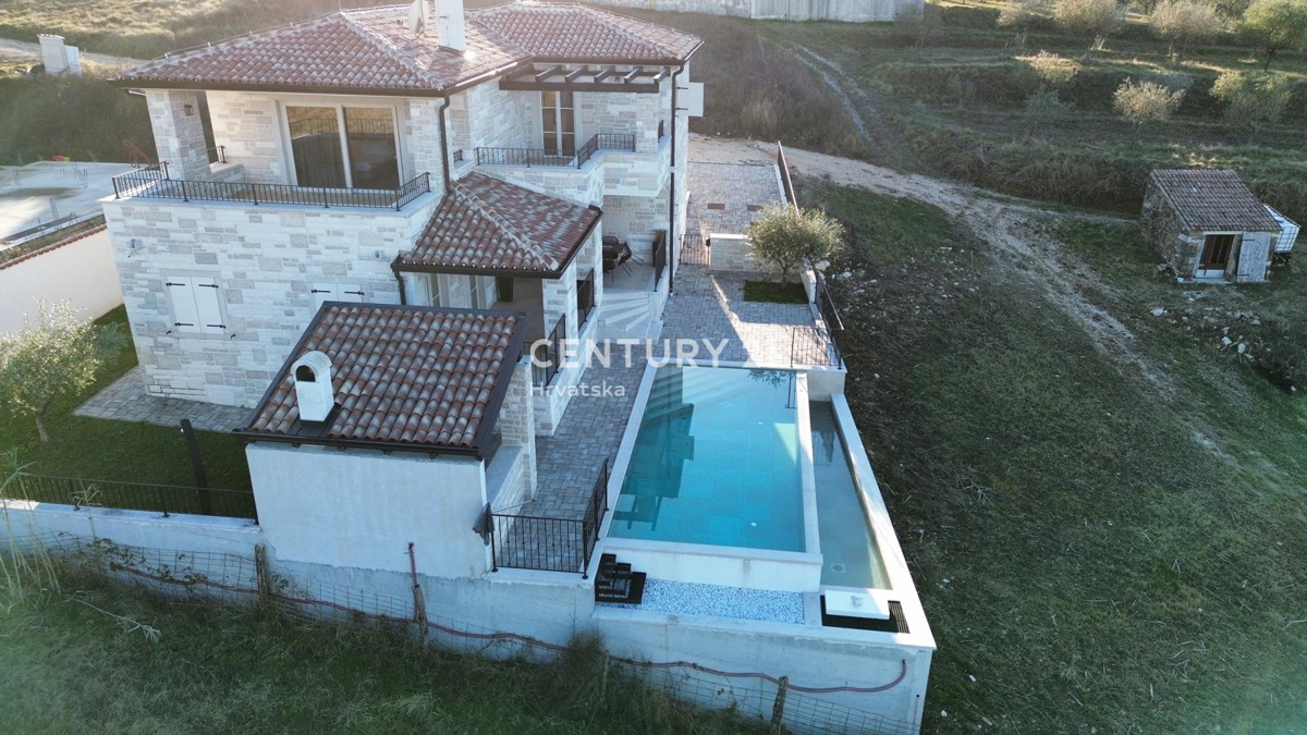 BUJE, KAMENA NOVOZIDANA VILA OBKROŽENA Z NARAVO