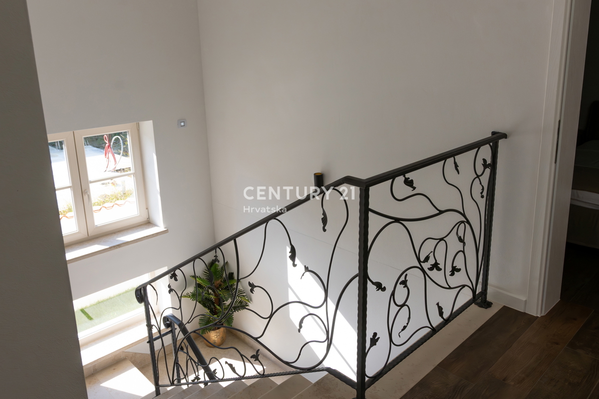 BUJE, KAMENA NOVOZIDANA VILA OBKROŽENA Z NARAVO