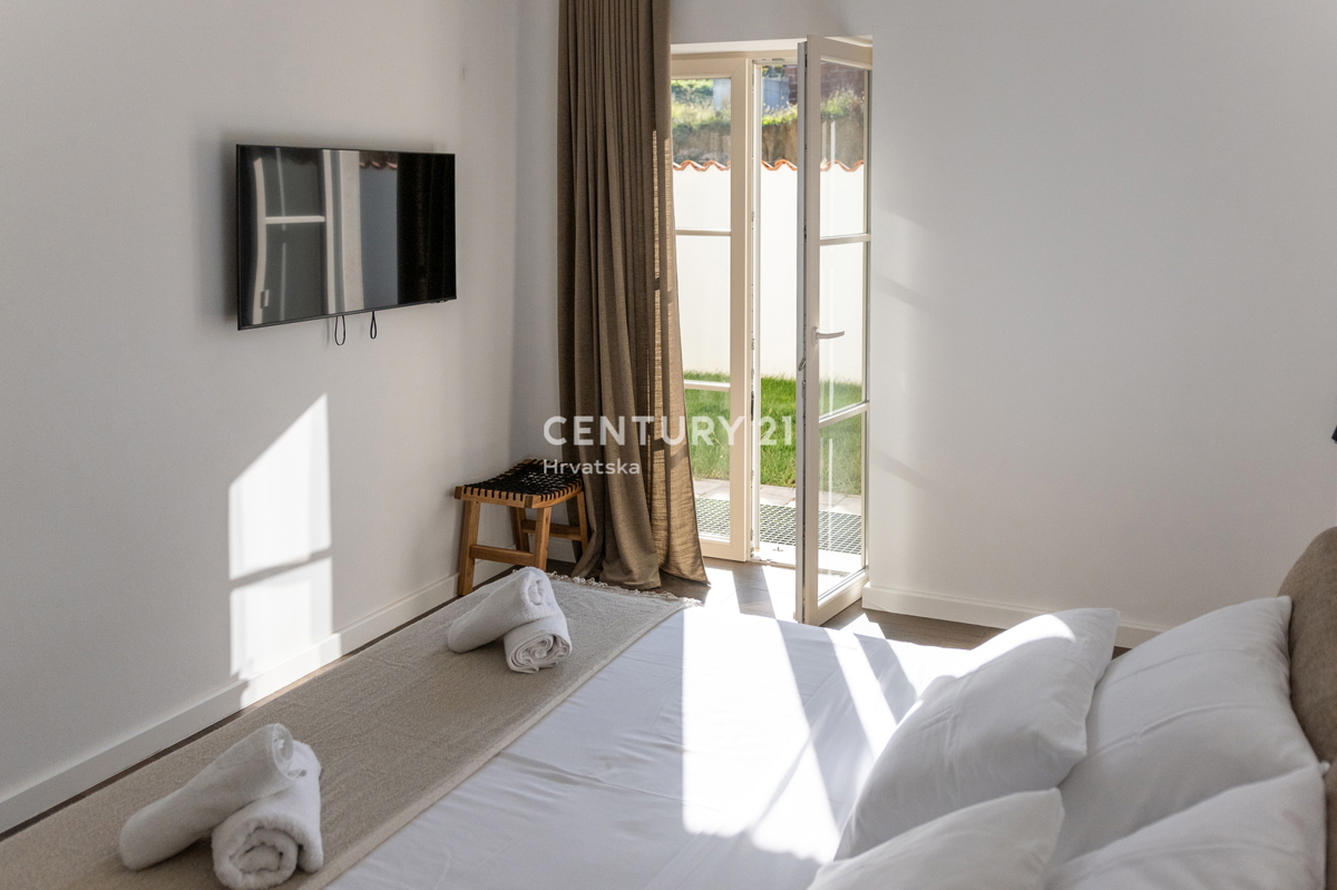 BUJE, KAMENA NOVOZIDANA VILA OBKROŽENA Z NARAVO