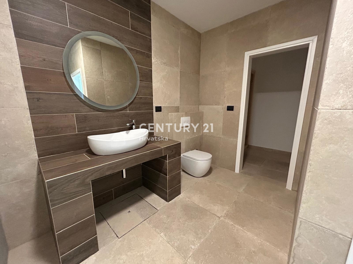 BUJE, KAMENA NOVOZIDANA VILA OBKROŽENA Z NARAVO