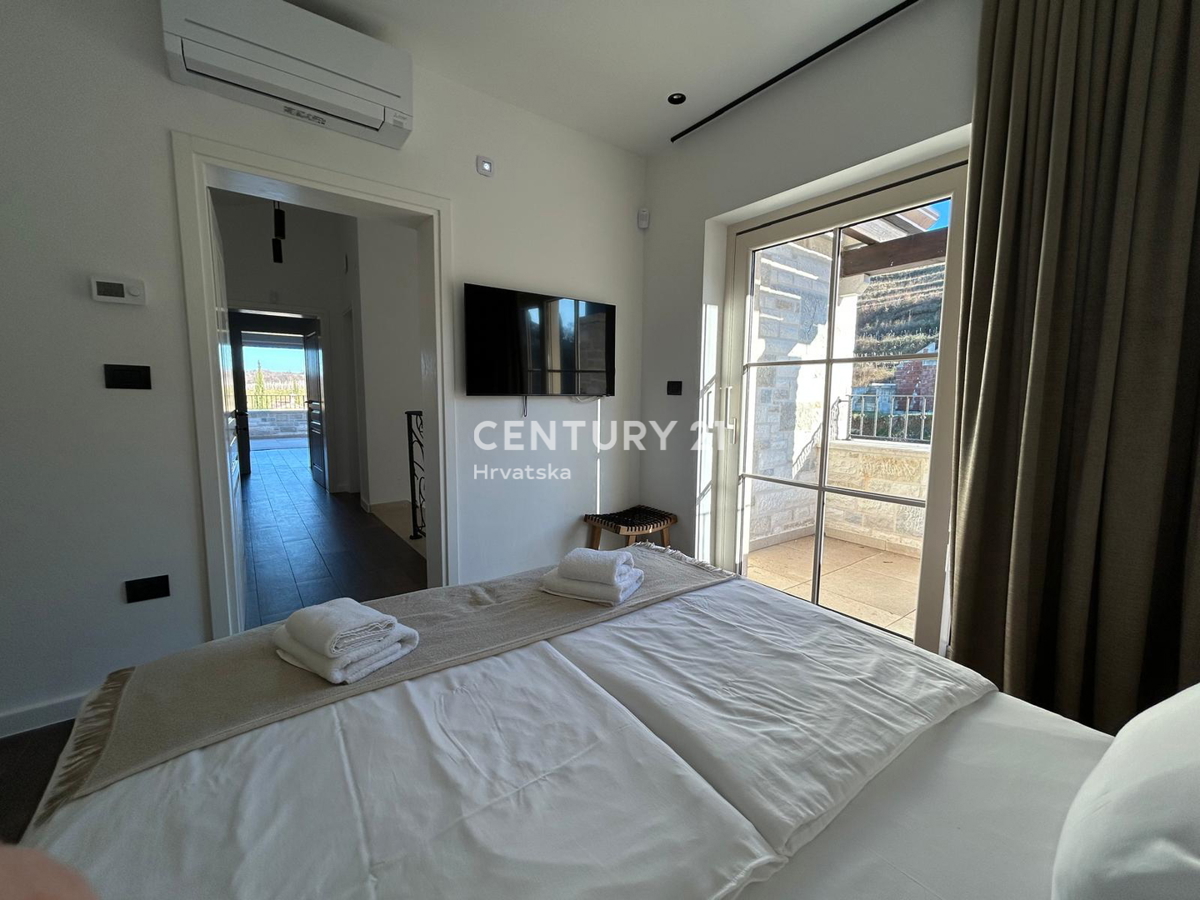 BUJE, KAMENA NOVOZIDANA VILA OBKROŽENA Z NARAVO