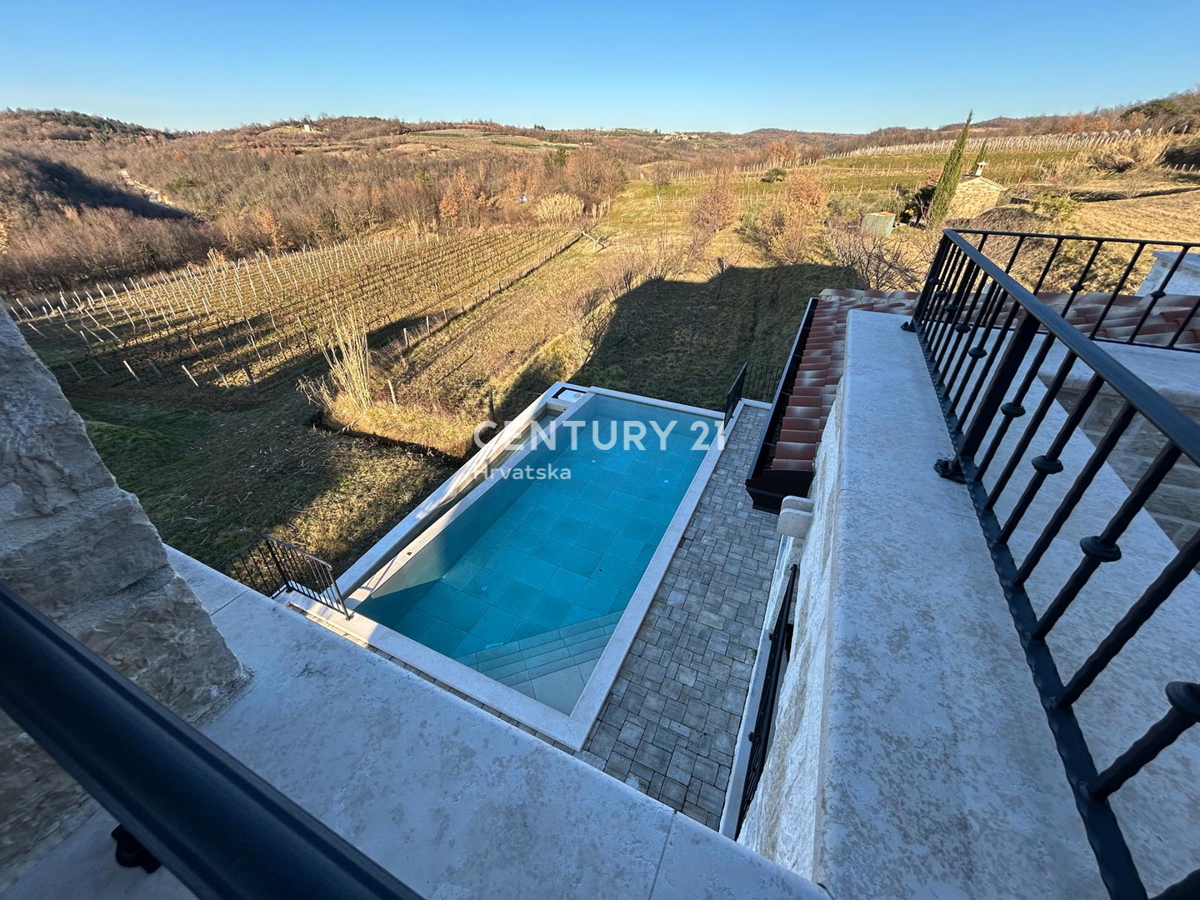 BUJE, KAMENA NOVOZIDANA VILA OBKROŽENA Z NARAVO