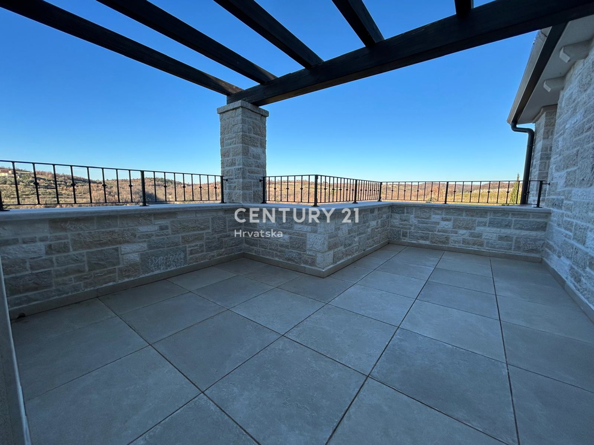 BUJE, KAMENA NOVOZIDANA VILA OBKROŽENA Z NARAVO