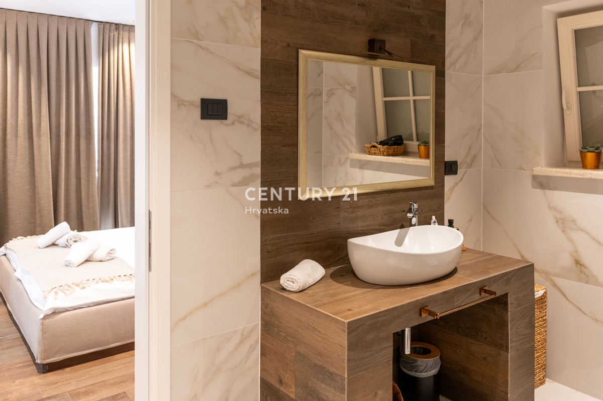 BUJE, KAMENA NOVOZIDANA VILA OBKROŽENA Z NARAVO