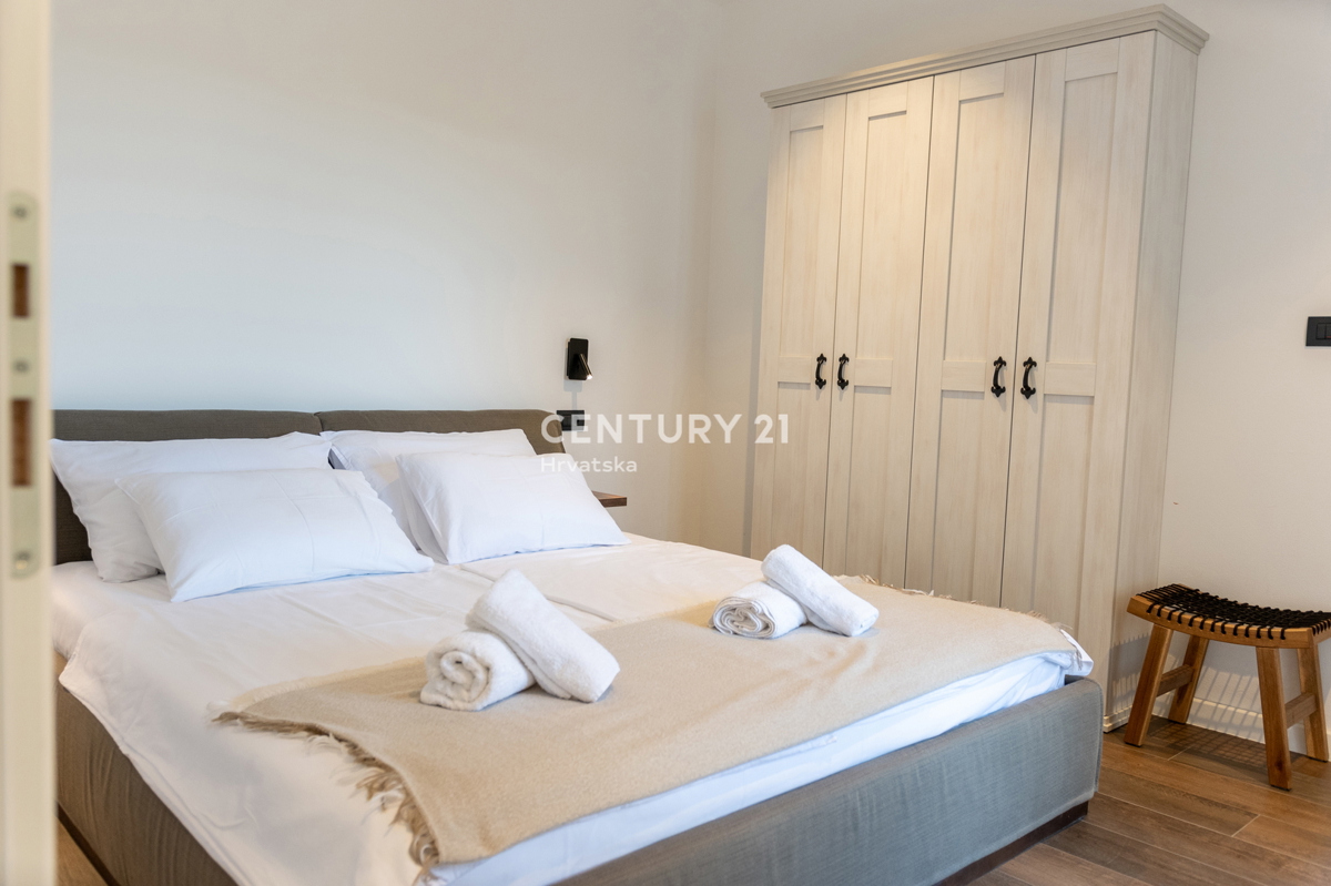 BUJE, KAMENA NOVOZIDANA VILA OBKROŽENA Z NARAVO