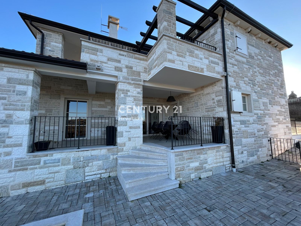 BUJE, KAMENA NOVOZIDANA VILA OBKROŽENA Z NARAVO