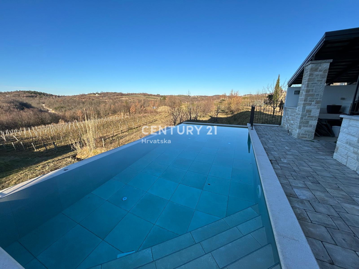 BUJE, KAMENA NOVOZIDANA VILA OBKROŽENA Z NARAVO