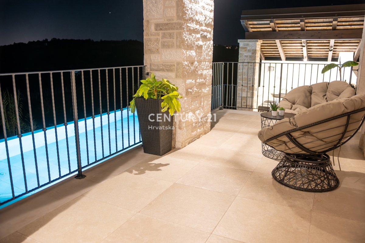 BUJE, KAMENA NOVOZIDANA VILA OBKROŽENA Z NARAVO