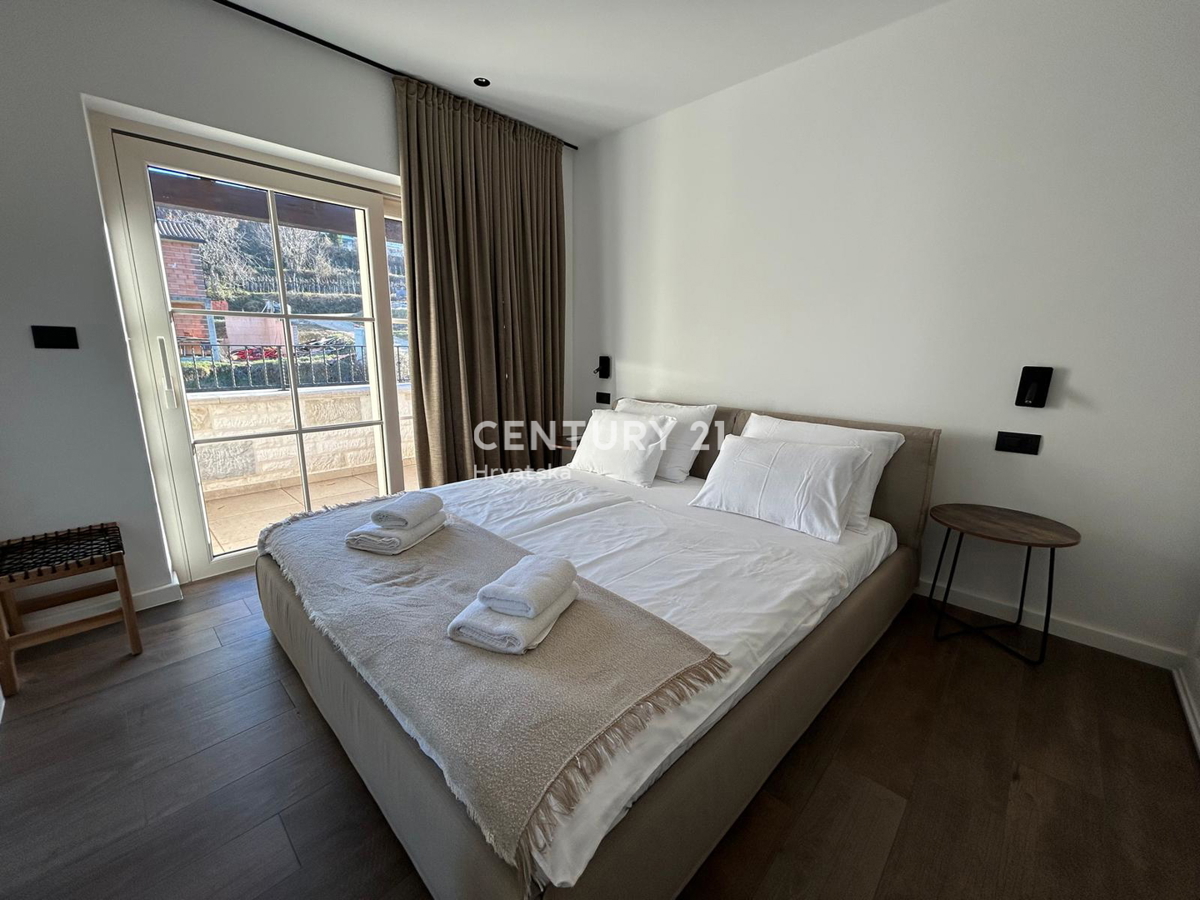 BUJE, KAMENA NOVOZIDANA VILA OBKROŽENA Z NARAVO