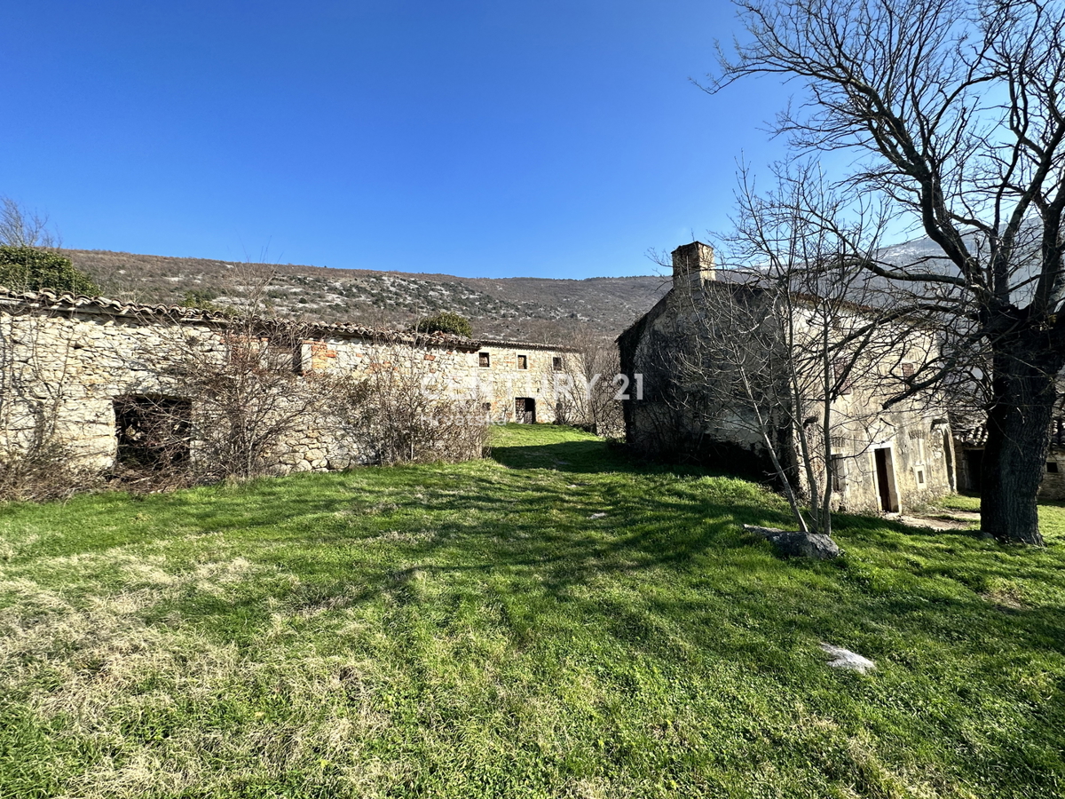 KRŠAN, TRI KAMNITE HIŠE Z VELIKIM GRADBENO OKOLIŠČEM, ODPRT POGLED NA NARAVO