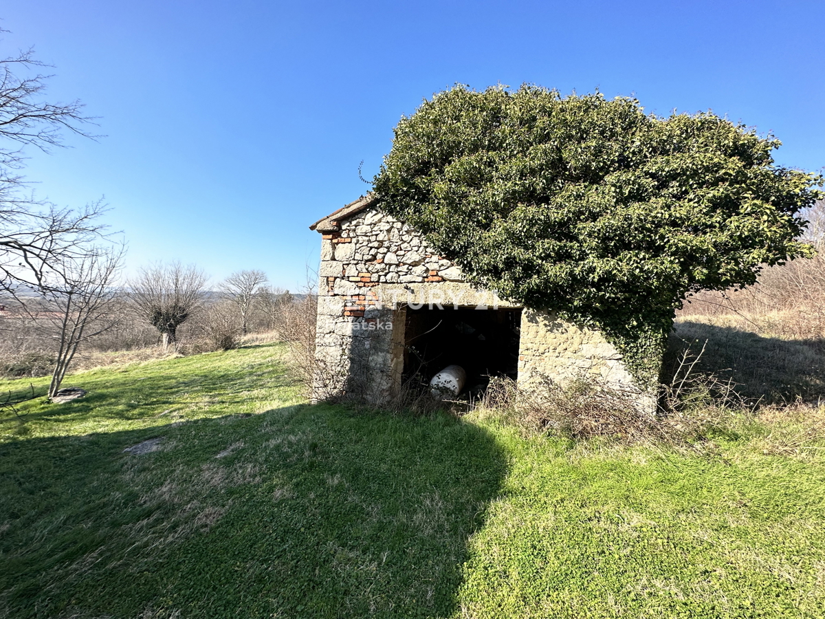 KRŠAN, TRI KAMNITE HIŠE Z VELIKIM GRADBENO OKOLIŠČEM, ODPRT POGLED NA NARAVO