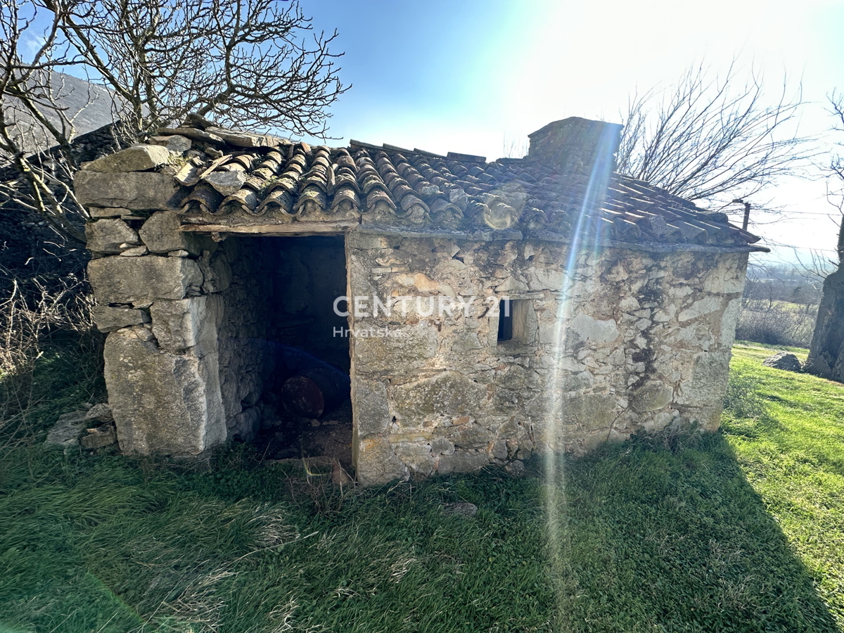 KRŠAN, TRI KAMNITE HIŠE Z VELIKIM GRADBENO OKOLIŠČEM, ODPRT POGLED NA NARAVO