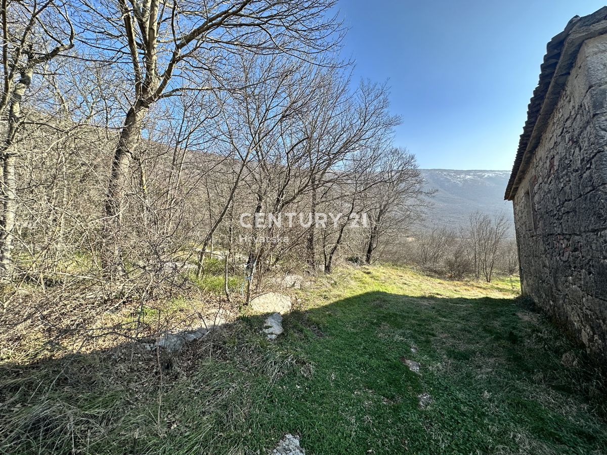 KRŠAN, TRI KAMNITE HIŠE Z VELIKIM GRADBENO OKOLIŠČEM, ODPRT POGLED NA NARAVO