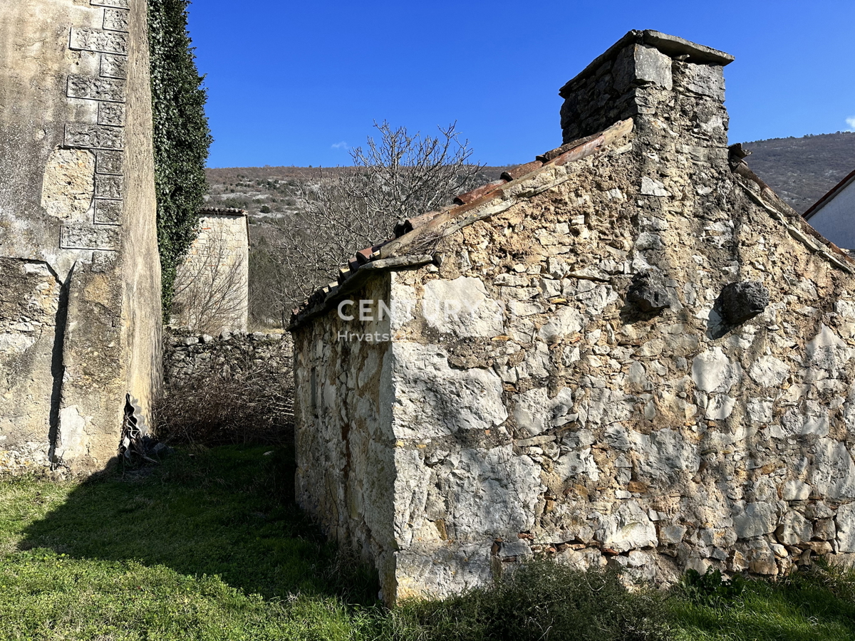 KRŠAN, TRI KAMNITE HIŠE Z VELIKIM GRADBENO OKOLIŠČEM, ODPRT POGLED NA NARAVO