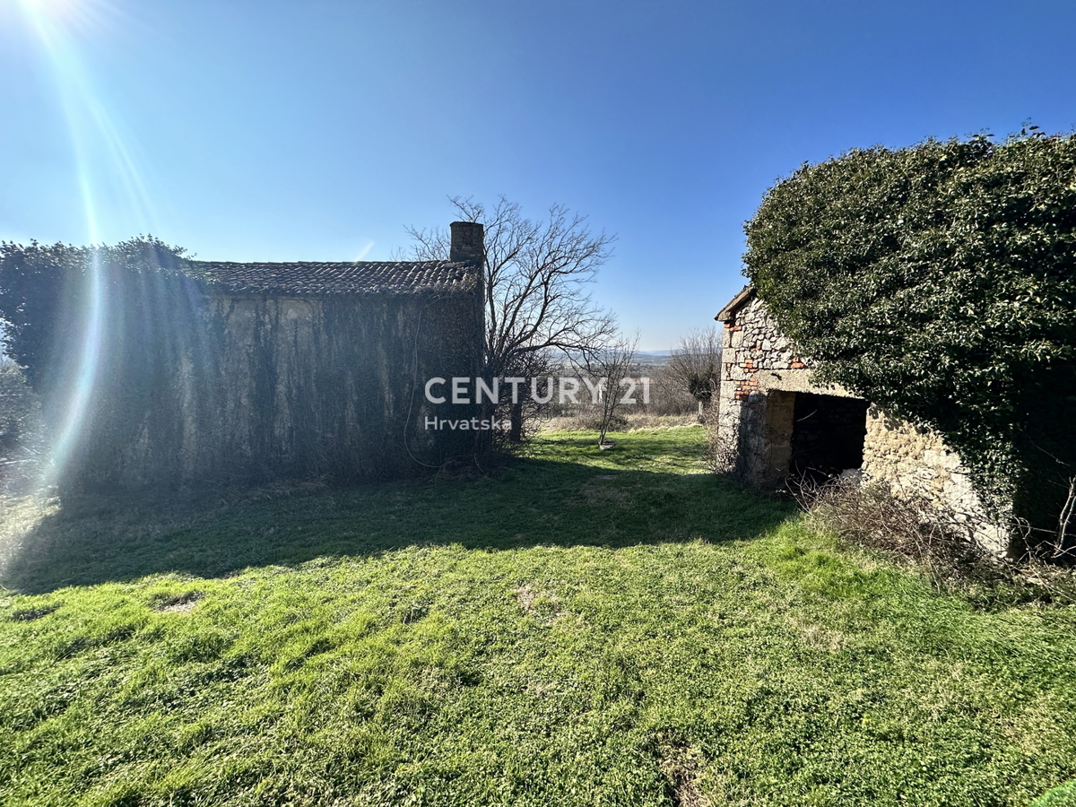 KRŠAN, TRI KAMNITE HIŠE Z VELIKIM GRADBENO OKOLIŠČEM, ODPRT POGLED NA NARAVO