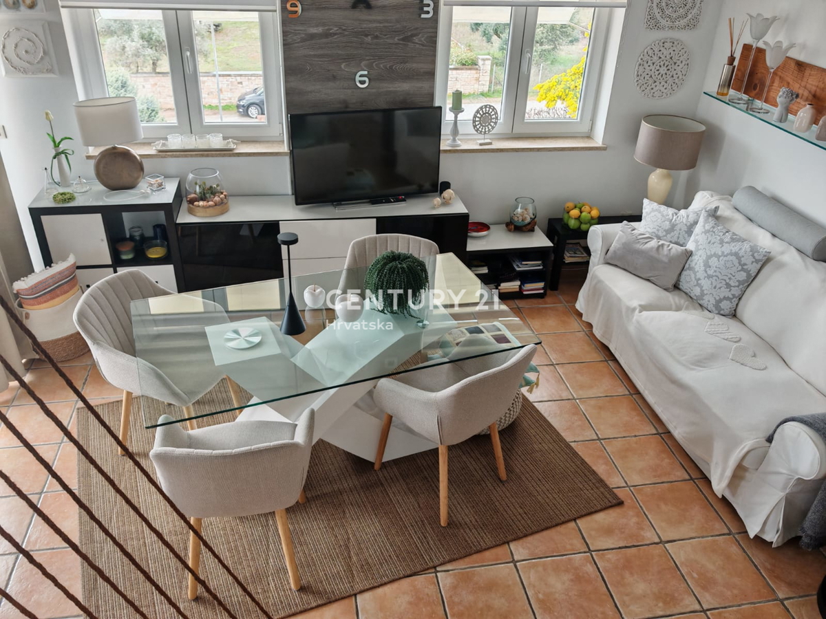 ROVINJ, PRODAJA DVOETAŽNEGA STANOVANJA