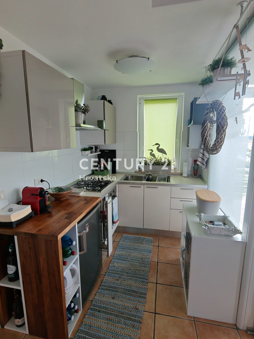 ROVINJ, PRODAJA DVOETAŽNEGA STANOVANJA