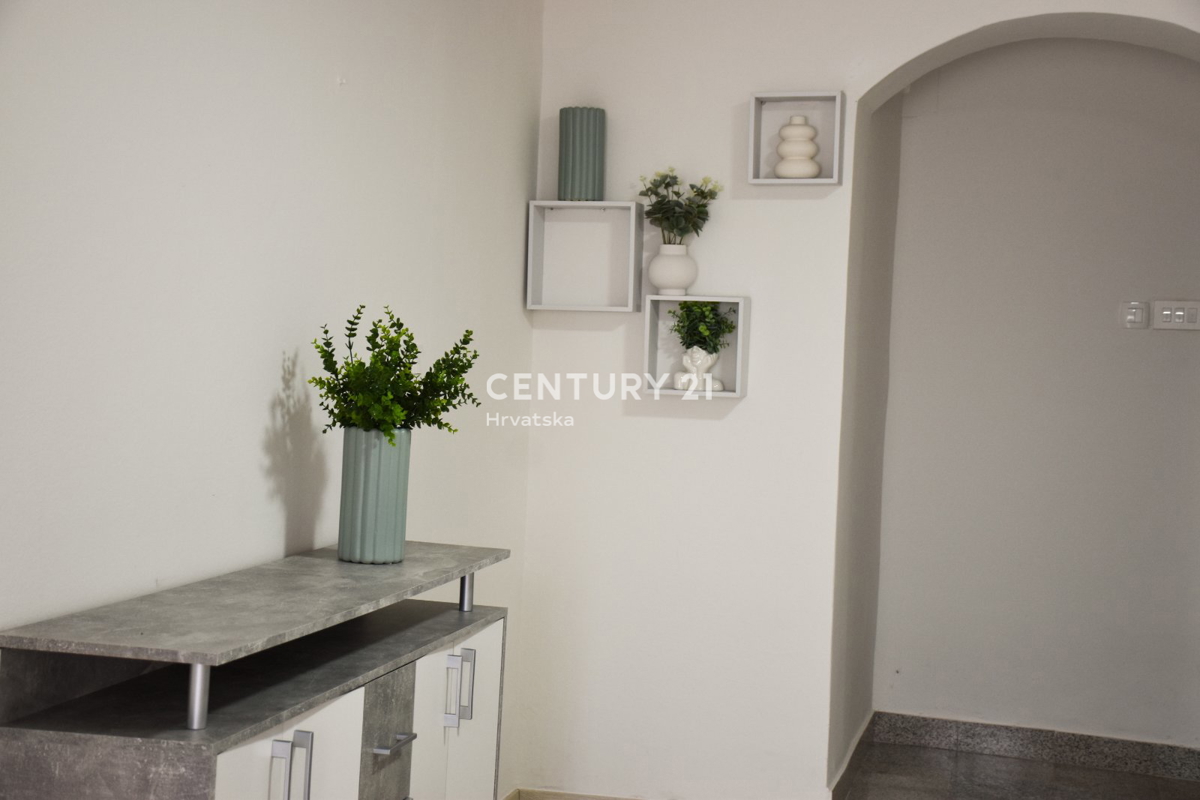 POREČ, PRODAJA SE VELIKO STANOVANJE NA ODLIČNI LOKACIJI SAMO 500 M OD MORJA