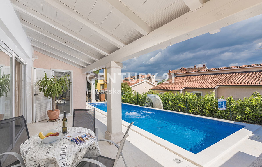 Poreč, prodaja pritlične hiše s bazenom