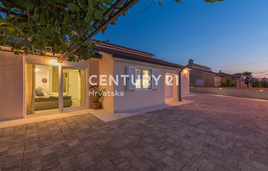 Poreč, prodaja pritlične hiše s bazenom