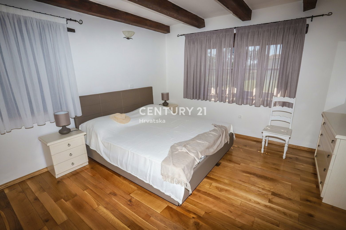 TINJAN, VILA Z BAZENOM V TRADICIONALNEM SLOGU