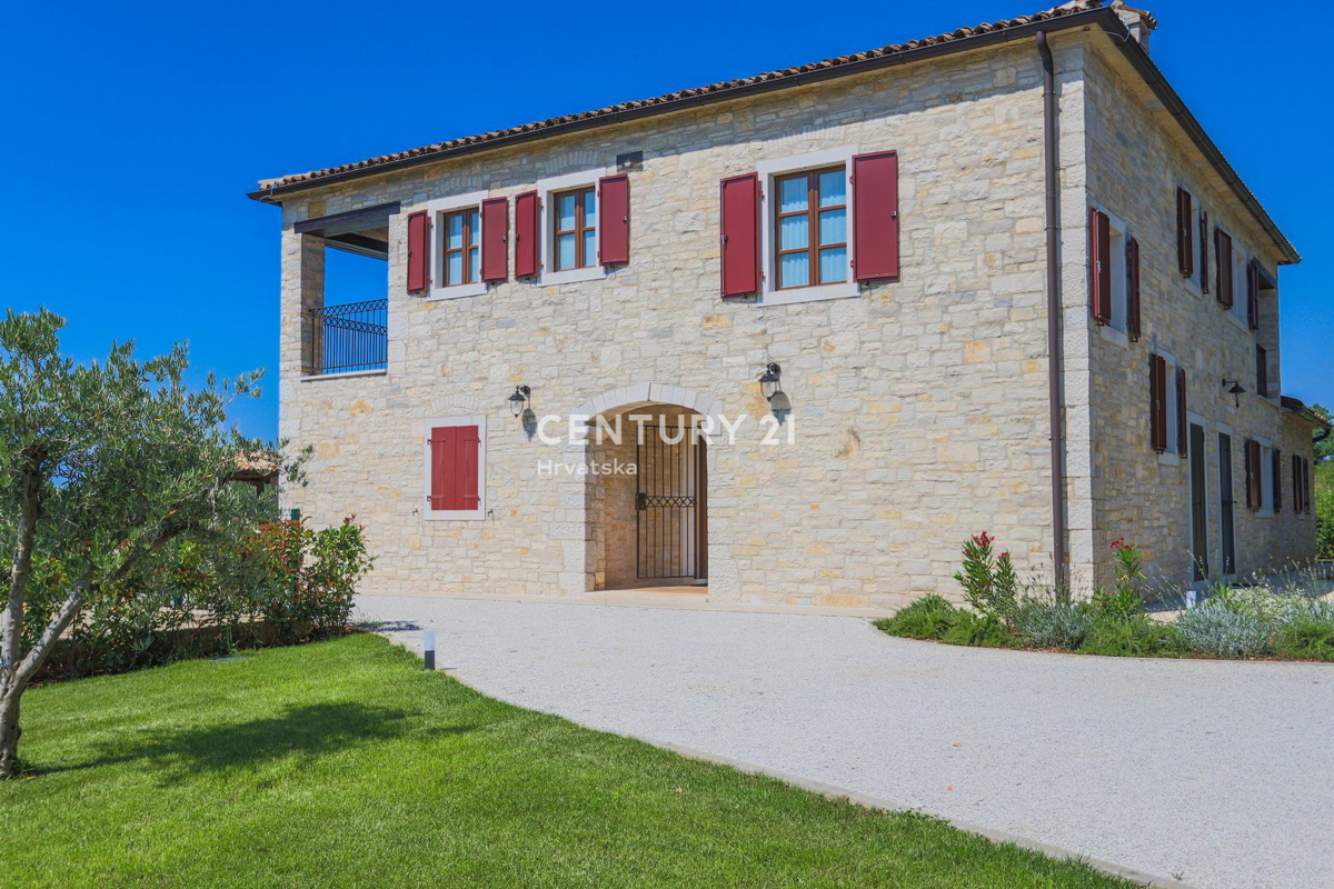 TINJAN, VILA Z BAZENOM V TRADICIONALNEM SLOGU