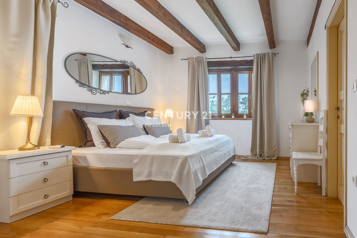 TINJAN, VILA Z BAZENOM V TRADICIONALNEM SLOGU