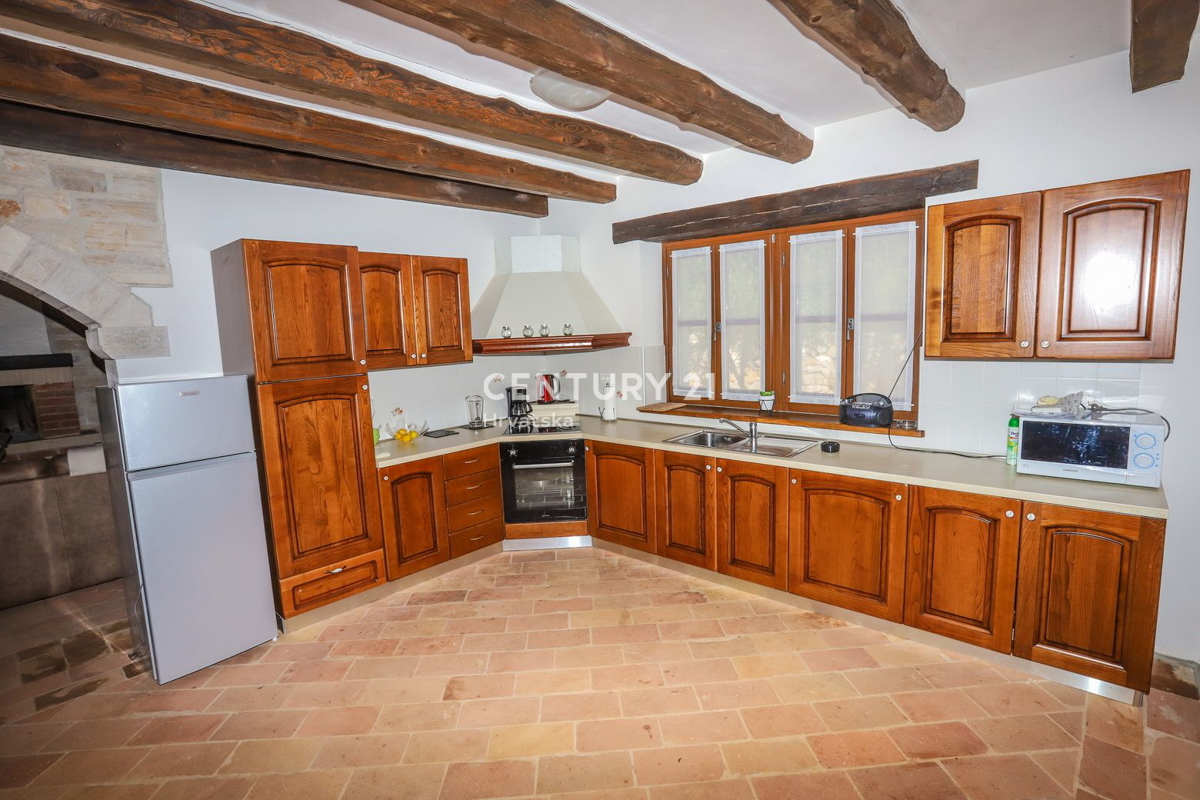 TINJAN, VILA Z BAZENOM V TRADICIONALNEM SLOGU