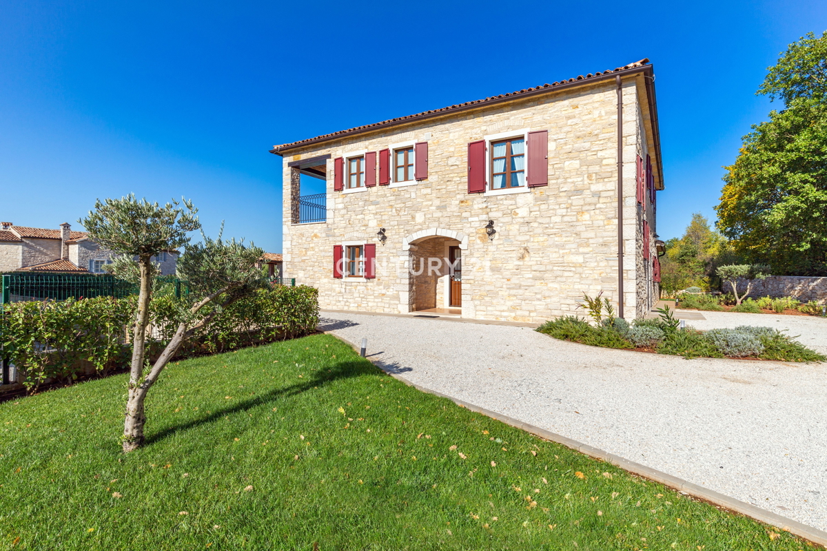 TINJAN, VILA Z BAZENOM V TRADICIONALNEM SLOGU