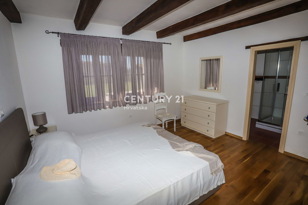 TINJAN, VILA Z BAZENOM V TRADICIONALNEM SLOGU