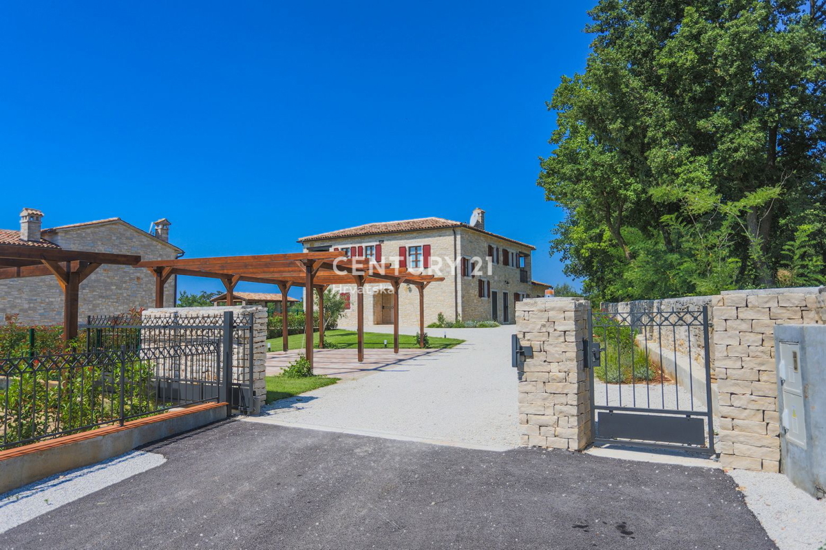 TINJAN, VILA Z BAZENOM V TRADICIONALNEM SLOGU