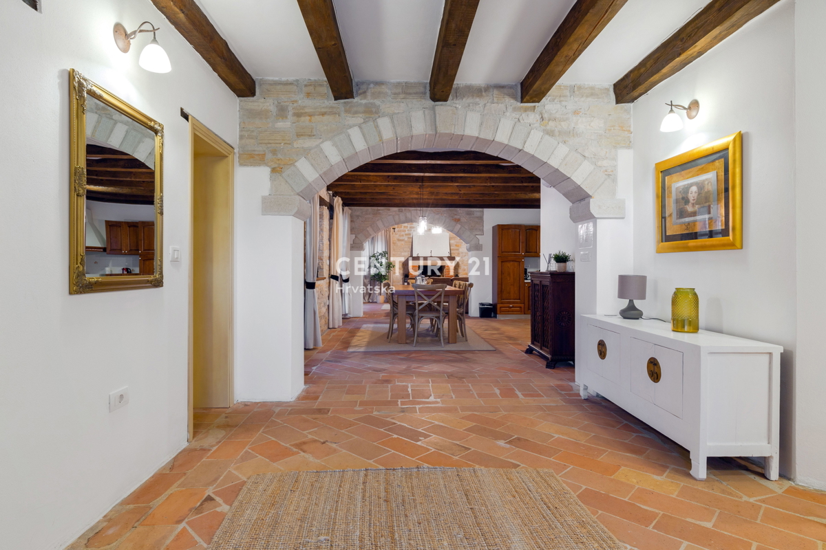 TINJAN, VILA Z BAZENOM V TRADICIONALNEM SLOGU