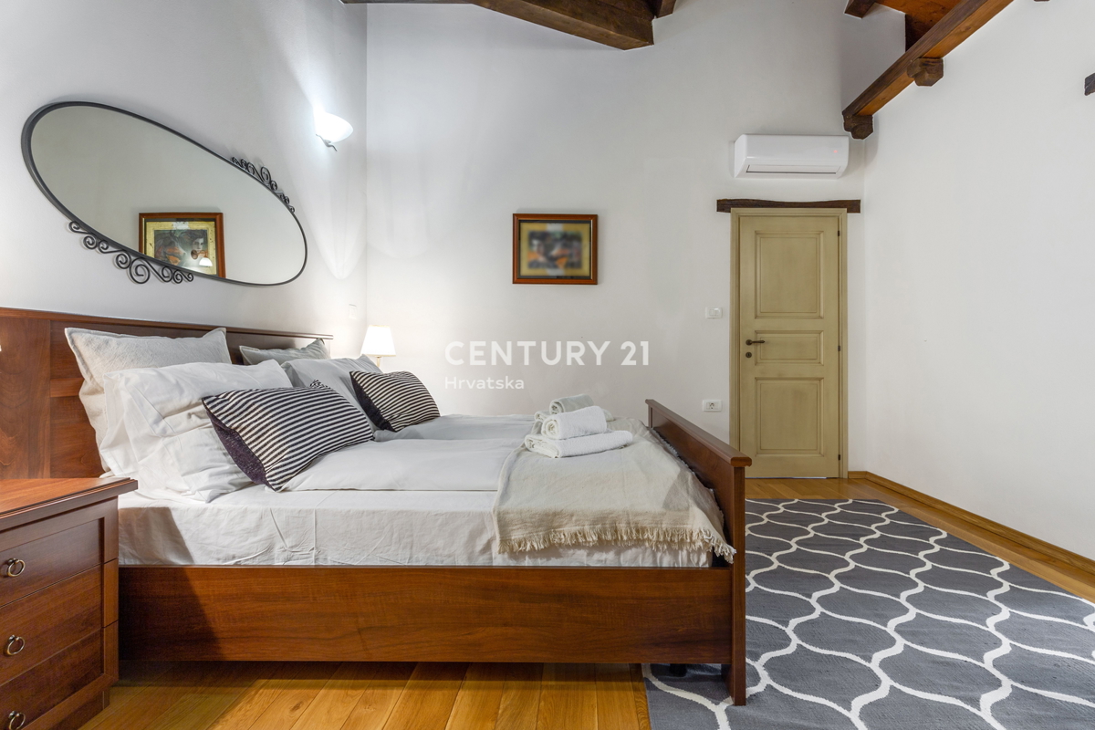 TINJAN, VILA Z BAZENOM V TRADICIONALNEM SLOGU