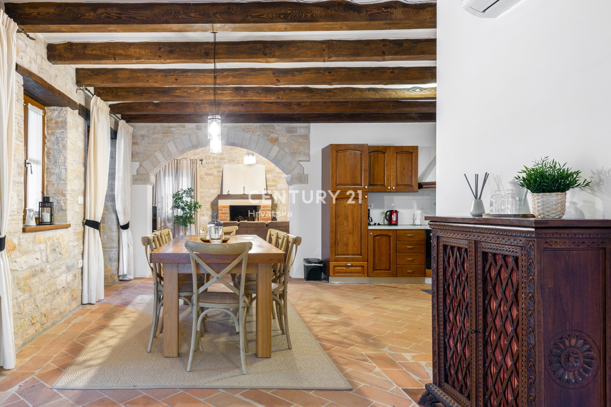 TINJAN, VILA Z BAZENOM V TRADICIONALNEM SLOGU