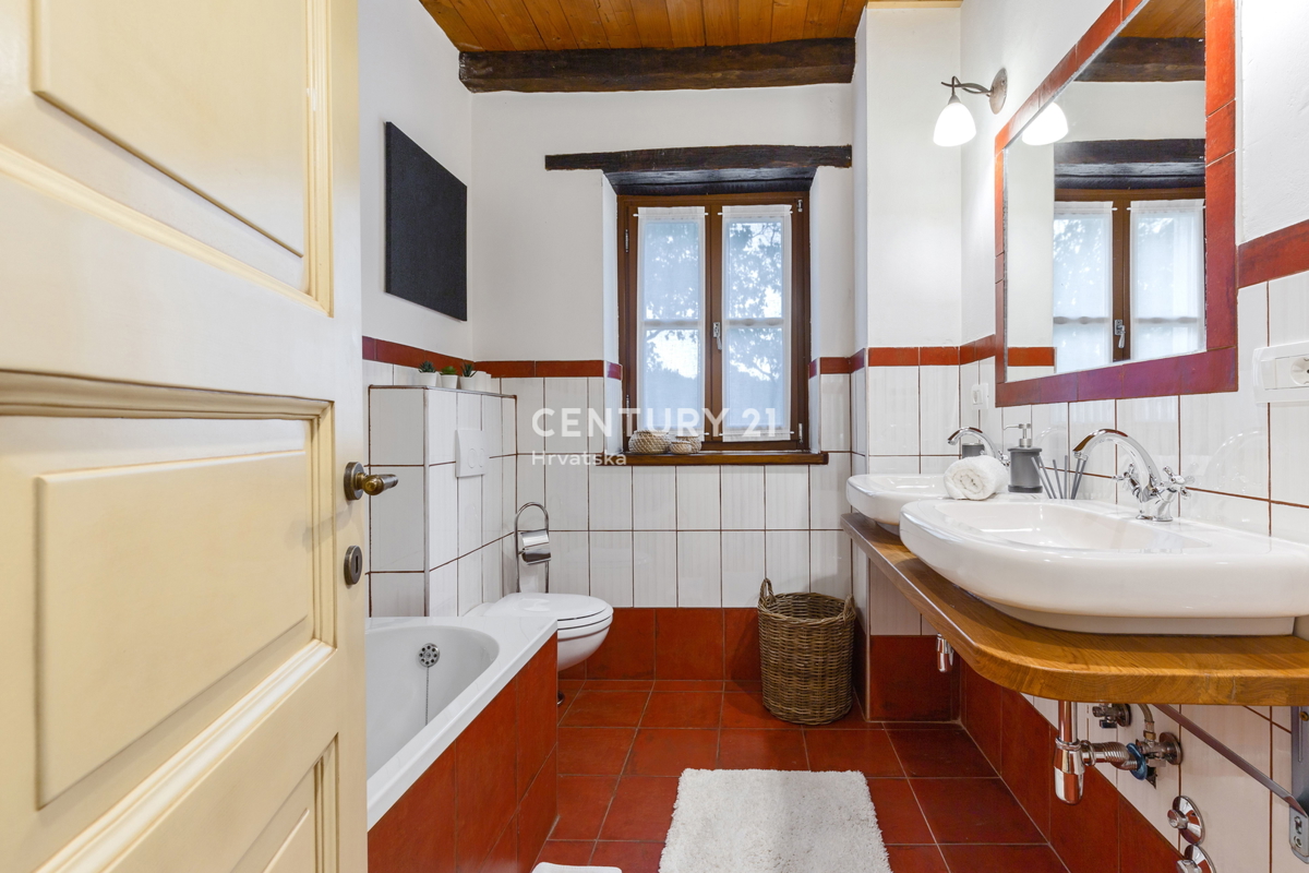 TINJAN, VILA Z BAZENOM V TRADICIONALNEM SLOGU