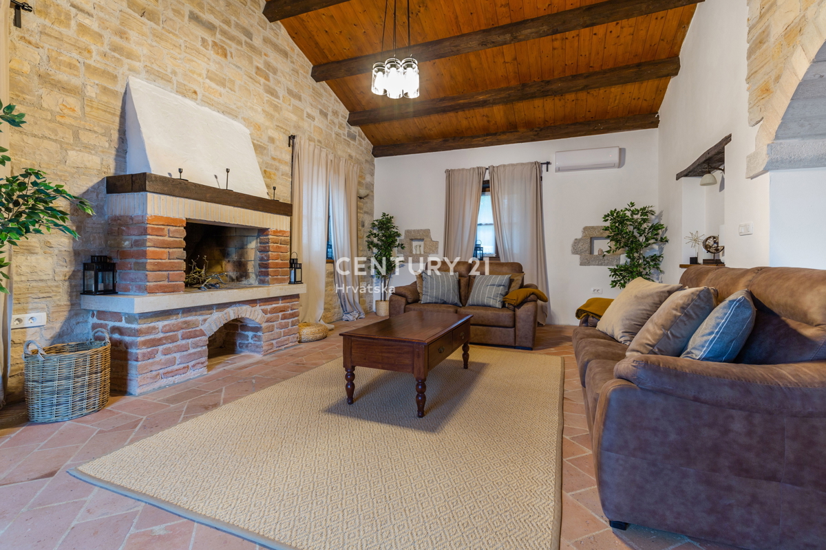 TINJAN, VILA Z BAZENOM V TRADICIONALNEM SLOGU