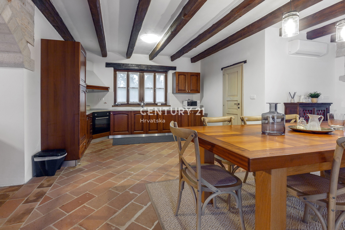 TINJAN, VILA Z BAZENOM V TRADICIONALNEM SLOGU