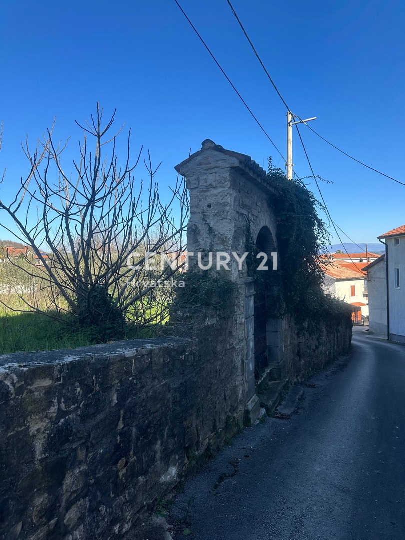 VIŽINADA, PRODAJA GRADBENIŠKEGA ZEMLJIŠČA Z RAZGLEDOM NA MOTOVUN