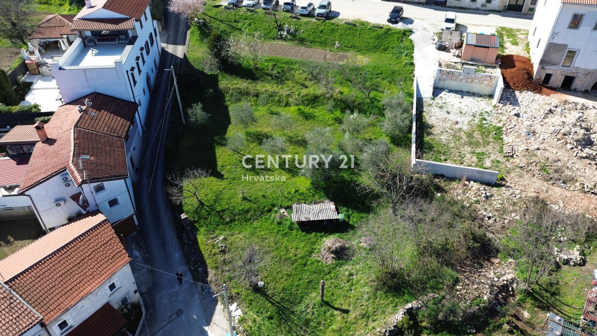 VIŽINADA, PRODAJA GRADBENIŠKEGA ZEMLJIŠČA Z RAZGLEDOM NA MOTOVUN