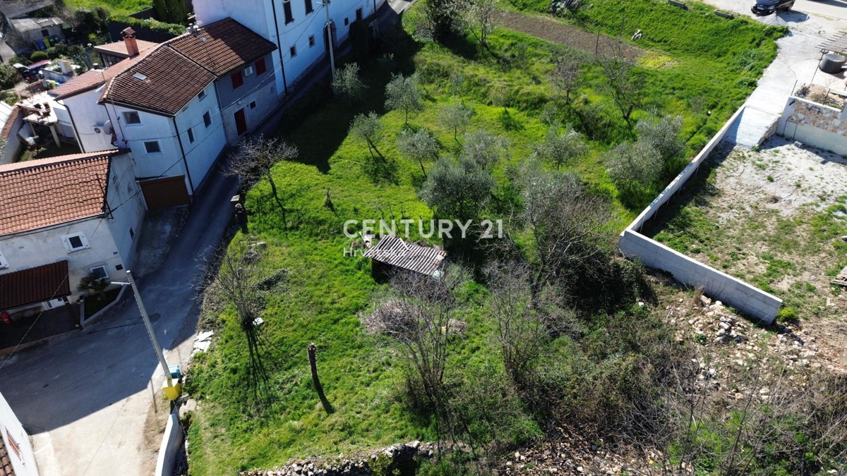 VIŽINADA, PRODAJA GRADBENIŠKEGA ZEMLJIŠČA Z RAZGLEDOM NA MOTOVUN