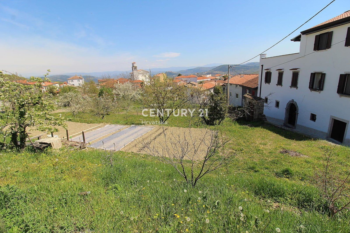 VIŽINADA, PRODAJA GRADBENIŠKEGA ZEMLJIŠČA Z RAZGLEDOM NA MOTOVUN