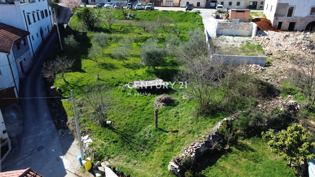 VIŽINADA, PRODAJA GRADBENIŠKEGA ZEMLJIŠČA Z RAZGLEDOM NA MOTOVUN