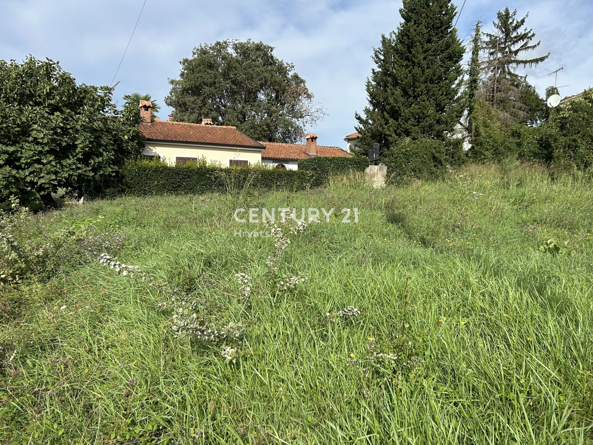 POREČ, 2 KM OD MORJA ODLIČNO ZEMLJIŠČE ZA SAMOSTOJNO ALI DVOJNO HIŠO