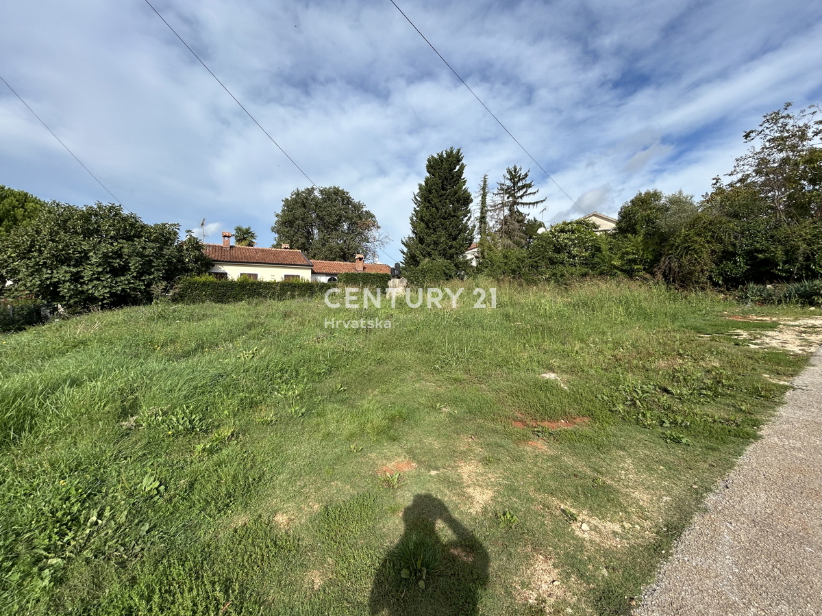POREČ, 2 KM OD MORJA ODLIČNO ZEMLJIŠČE ZA SAMOSTOJNO ALI DVOJNO HIŠO