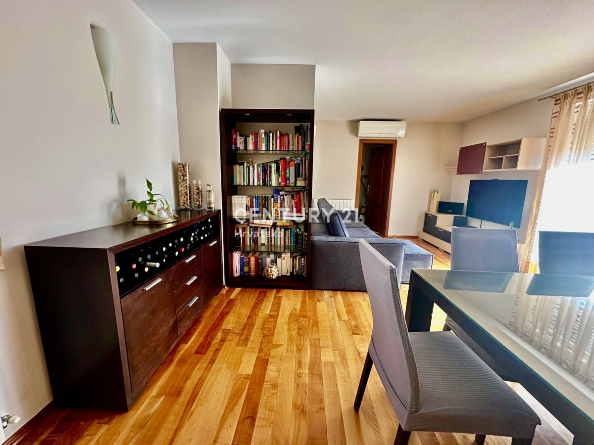 POREČ, POPOLNOMA OPREMLJENO IN TAKOJ ZASELJIVO STANOVANJE LE 400 METROV OD PLAŽE