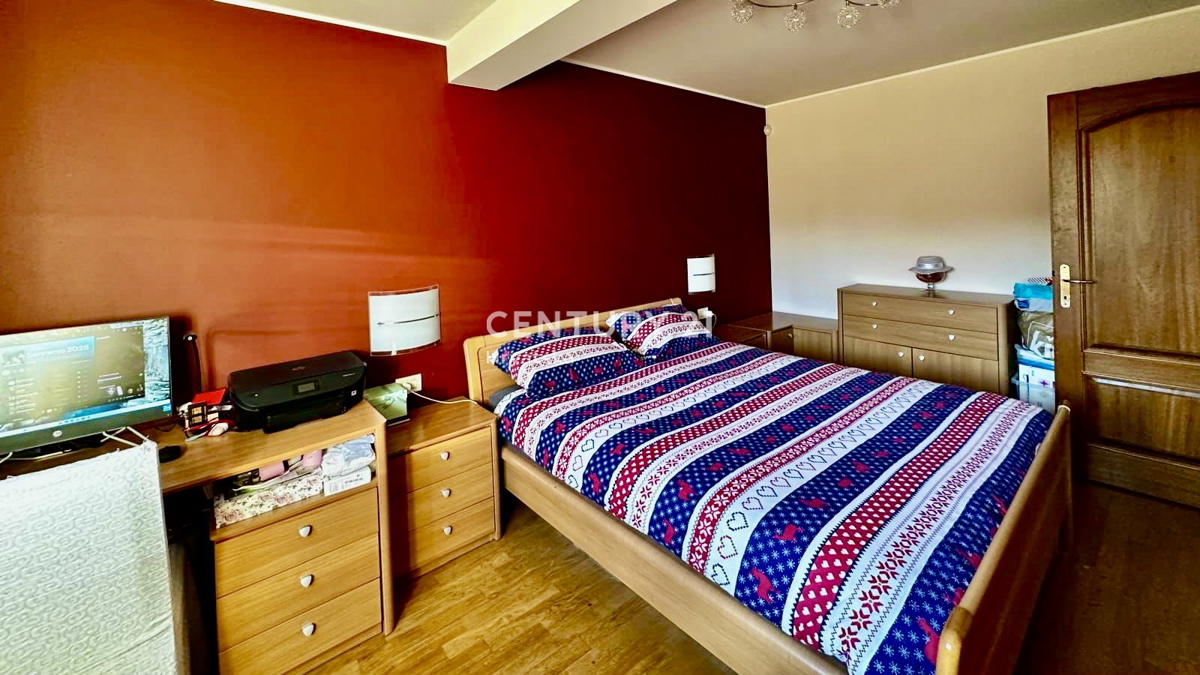 POREČ, POPOLNOMA OPREMLJENO IN TAKOJ ZASELJIVO STANOVANJE LE 400 METROV OD PLAŽE